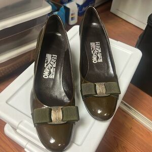 Salvatore Ferragamo patent leather vintage - kitten heel greenish brown 7.5B